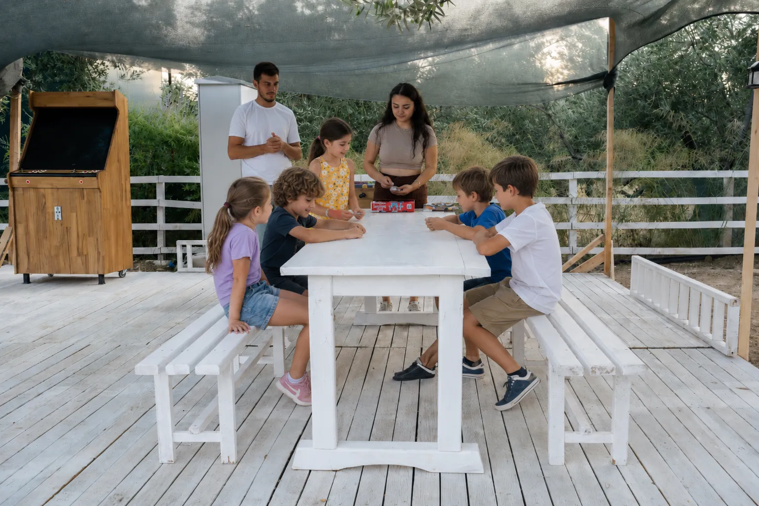 Ahşap deckte aile - Off Assos